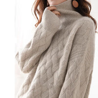 Pull en maille beige clair à col roulé, motif torsadé en relief, manches longues