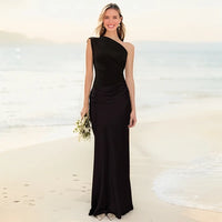 Robe longue en satin noir, une épaule, drapé et taille marquée, coupe longue.