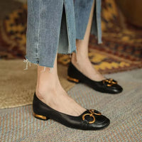 Sandales orthopédiques Erica™ noires à bride avec boucle dorée et petit talon