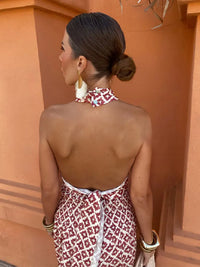 Robe longue rouge et blanche, dos nu avec nœud et motifs
