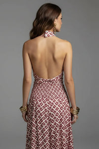 Robe midi froncée à dos nu, motif bordeaux et blanc, fermeture à la nuque.