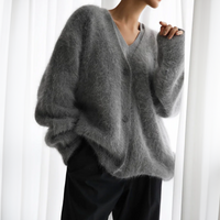 Cardigan douillet Hailey gris moyen, col V boutonné, manches longues, matière duveteuse
