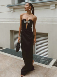 Robe longue noire bustier avec nœud papillon au décolleté, fente sur le côté