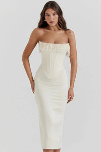 Robe mi-longue en satin blanc cassé à encolure bandeau et franges délicates