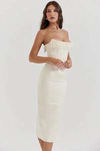 Robe mi-longue satin blanc cassé bustier à franges, silhouette ajustée avec fente