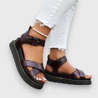 Sandales orthopédiques marron à brides croisées et boucle cheville.