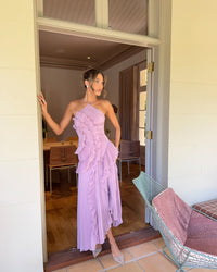 Robe Junie violette à volants, vue de face, bretelles croisées et jupe superposée