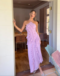 Robe Junie violette à volants, bretelles fines croisées, coupe midi asymétrique