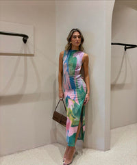 Robe longue à encolure haute sans manches, motif abstrait multicolore et fente.