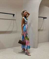Robe longue sans manches motif abstrait multicolore, bretelles ajustables au dos.