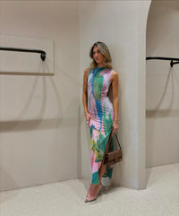 Robe longue sans manches motif abstrait multicolore, coupe fendue.