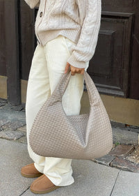 Sac cabas tressé beige, anses tressées, grande contenance, aspect texturé.