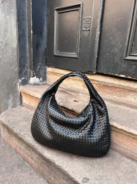 Sac cabas tressé noir (vue trois-quarts), anses en boucle et ouverture ovale