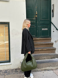 Sac cabas tressé vert foncé, anses tressées, texture en maille serrée.