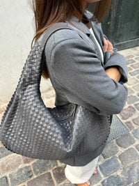 Sac cabas tressé gris, anses tressées, texture tissée en relief, grand format.