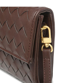 Sac tressé marron avec rabat et fermoir doré, bandoulière