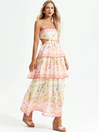 Robe longue d’été évasée, bretelles fines, empiècement volanté et imprimé floral pastel.