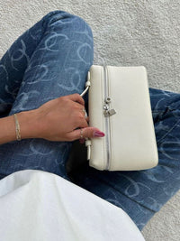 Sac à main compact blanc cassé, petit format, fermeture zippée et attache centrale