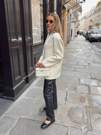 Sac à main compact blanc cassé, porté à l’épaule, avec fermeture zippée