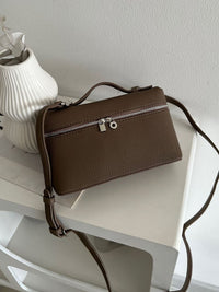 Sac à main compact marron avec poignée, bandoulière et fermeture zippée