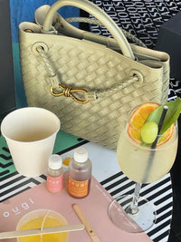 Sac cabas tressé crème à anse rigide, fermoir décoratif doré.