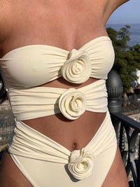 Maillot de bain une pièce beige bandeau, fleurs en relief et ouvertures au dos