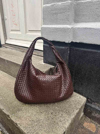 Sac cabas tressé rouge bordeaux, anses courtes, intérieur visible