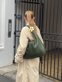 Sac cabas tressé vert, anses tressées, grand format à ouverture souple.