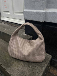 Sac cabas tressé beige, anses courtes, intérieur visible, tissage fin