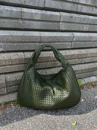 Sac cabas tressé vert, anses courtes, ouverture large et tressage régulier