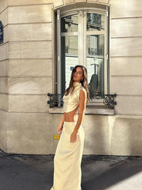 Ensemble deux pièces en satin crème : top court et jupe longue