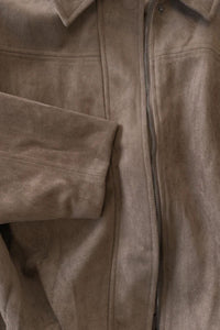 Blouson en daim marron, gros plan texture suédée et fermeture éclair latérale
