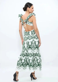 Robe longue verte à dos nu avec liens, motif baroque blanc/vert et volants