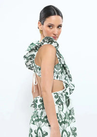 Robe longue imprimée vert, dos nu avec cordon à nouer, volants sur les épaules.