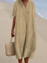 Robe midi de plage beige clair, col V boutonné, manches courtes, taille froncée.