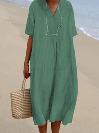Robe midi de plage vert d’eau, col V boutonné, manches courtes, taille froncée.