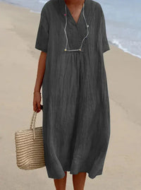 Robe midi de plage gris foncé, col V boutonné, manches courtes, taille froncée.