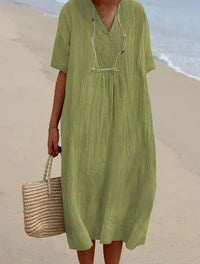 Robe midi de plage verte, col V boutonné, manches courtes, taille froncée.