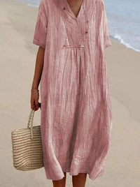 Robe midi de plage rose, col V boutonné, manches courtes, taille froncée.