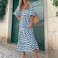 Robe longue bohème Evelien bleue à motif losange, coupe fluide, légère fente à l’ourlet