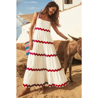 Robe longue blanche à rayures festonnées fuchsia