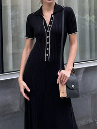Robe longue ample noire, taille haute, encolure V boutonnée avec cordon, manches courtes