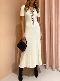 Robe longue blanche ample, taille haute, lignes côtelées, col V boutonné avec cordon, manches courtes