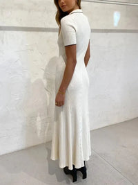 Robe longue blanche ample, vue de dos, taille haute, manches courtes, coupe évasée