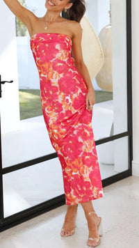 Robe midi bustier rouge rosé à motif fleurs, vue trois-quarts, bandeau ajusté