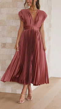 Robe midi plissée rose rosé, encolure cache-cœur et manches courtes, taille froncée