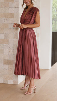 Robe midi plissée rose rosé, col cache-cœur et taille froncée, manches courtes