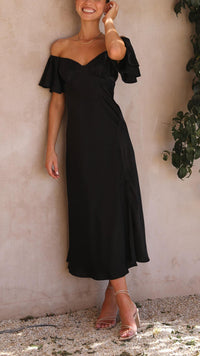 Robe longue noire épaules dénudées, manches volantées et jambe fendue.