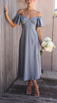 Robe longue bleu clair épaules dénudées, manches volantées, décolleté cœur