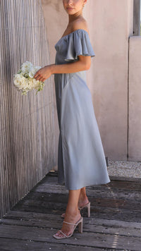 Robe longue bleu clair épaules dénudées, manches volantées, ligne évasée